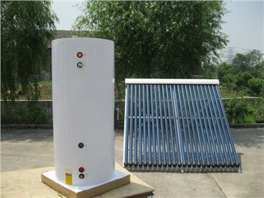 Saulės vandens šildytuvas su dujomis